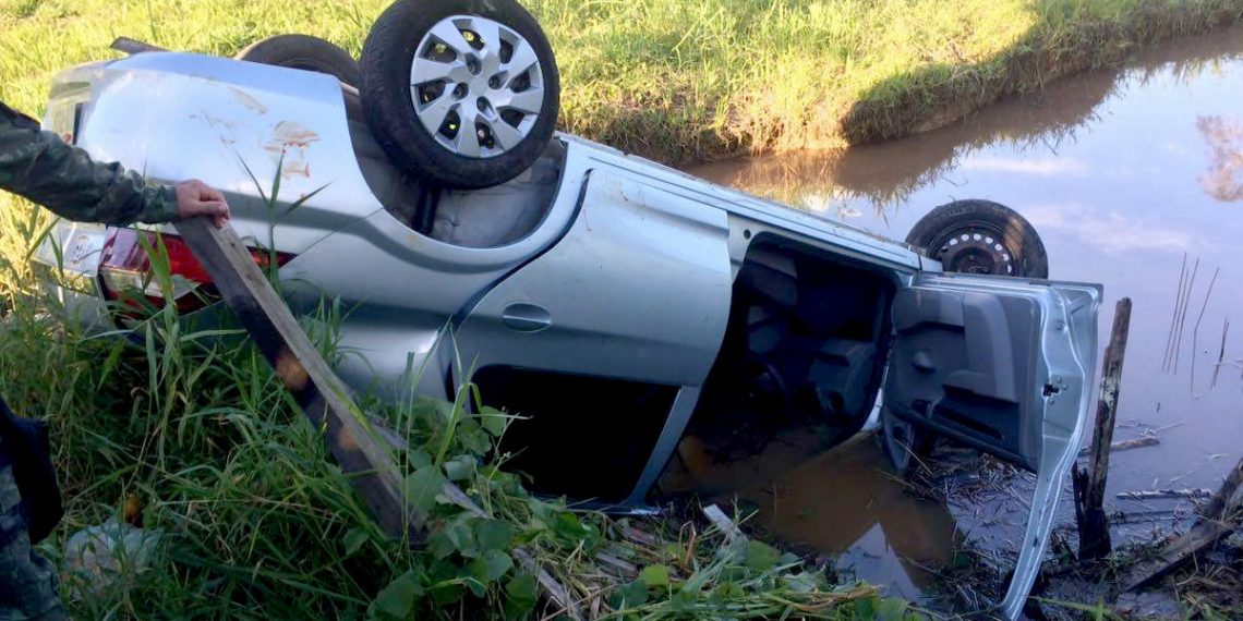 Carro capota e deixa quatro feridos na BR 364