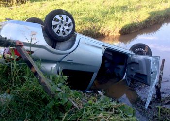 Carro capota e deixa quatro feridos na BR 364