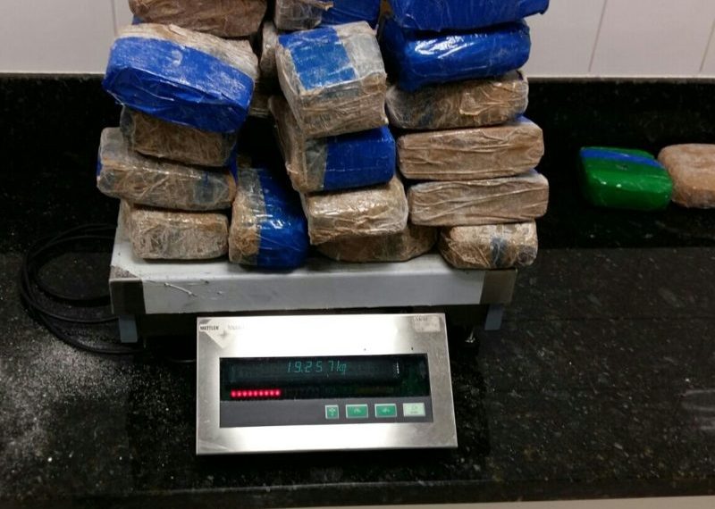 PF apreende 22kg de drogas escondidas em sacos de farinha de Cruzeiro do Sul
