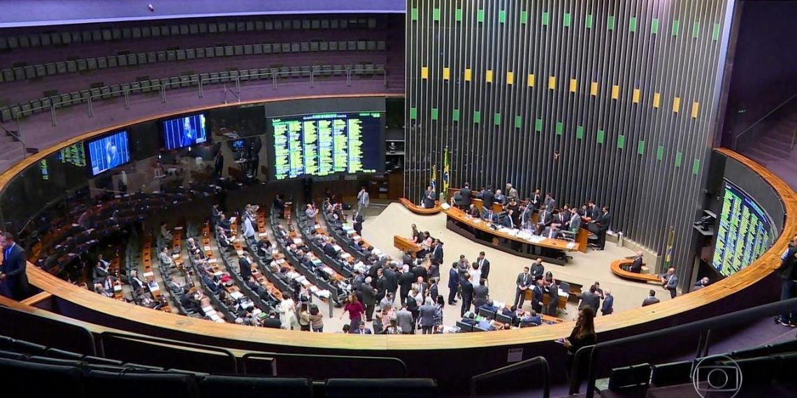 Câmara derruba regra que daria R$ 3,6 bi a campanhas e adia votação do ‘distritão