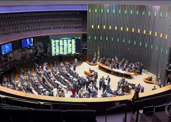 Câmara derruba regra que daria R$ 3,6 bi a campanhas e adia votação do ‘distritão