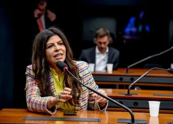 Antônia Lúcia é condenada por corrupção e Justiça determina perda do mandato