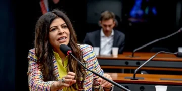 Antônia Lúcia é condenada por corrupção e Justiça determina perda do mandato