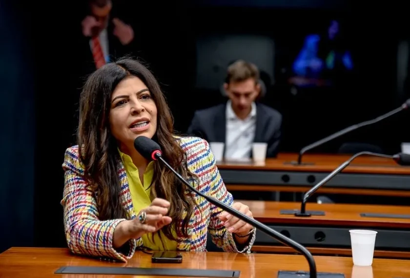 Antônia Lúcia é condenada por corrupção e Justiça determina perda do mandato