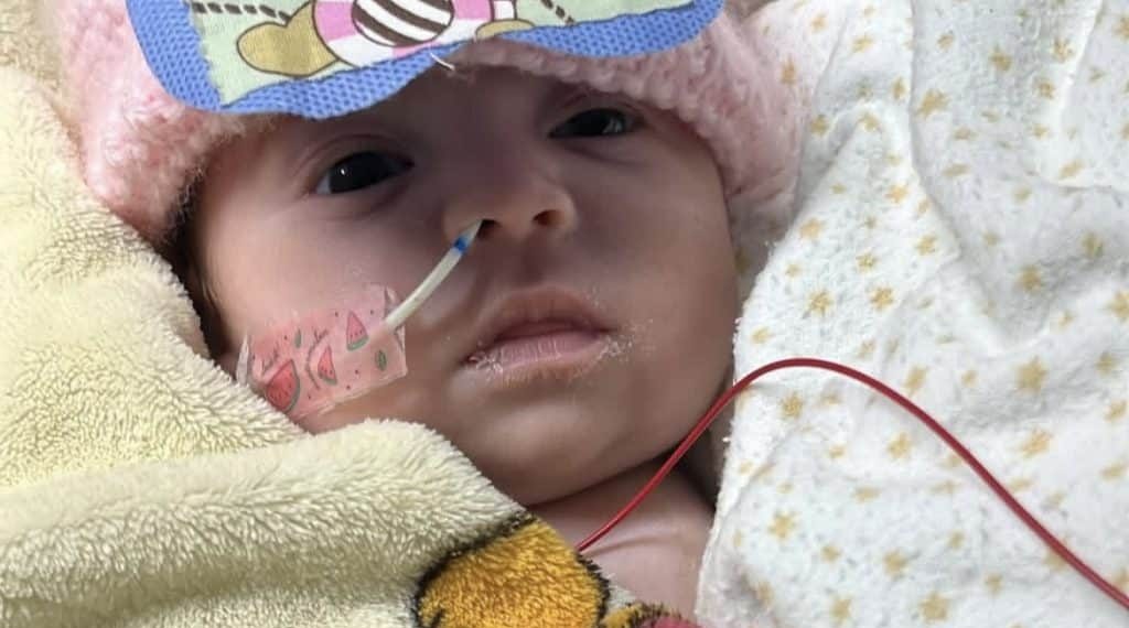 Menina Aurora mostra sinais de recuperação após enxerto complexo e inspira onda de solidariedade