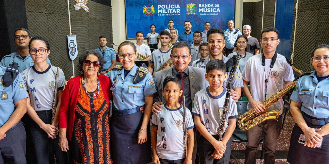 Gonzaga entrega mais de 2 mil fardamentos para a Guarda Mirim que vão beneficiar centenas de crianças na capital e Juruá