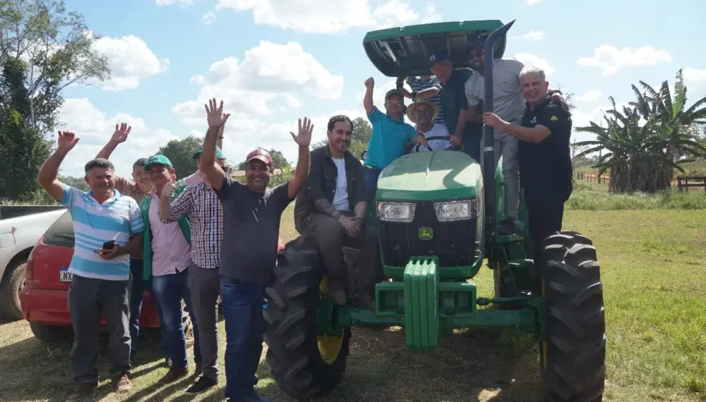Petecão entrega trator a produtores rurais de Plácido e reforça apoio à agricultura familiar