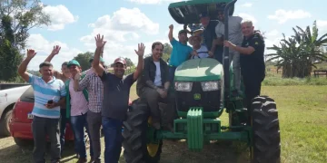 Petecão entrega trator a produtores rurais de Plácido e reforça apoio à agricultura familiar